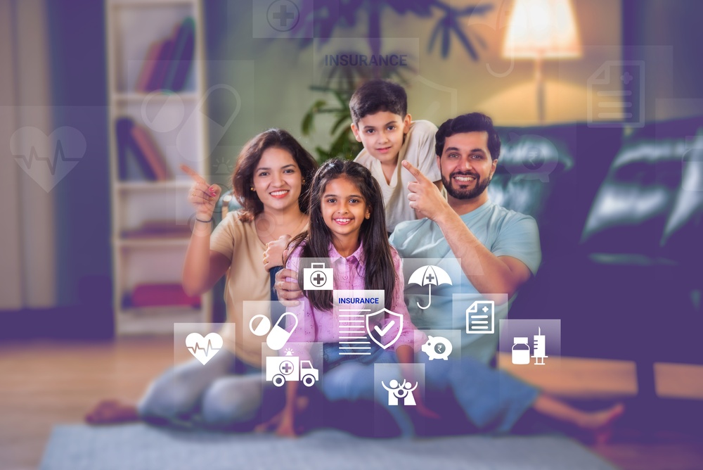 Familia protegida por distintos tipos de seguros, representando que es posible acceder a coberturas para auto, hogar o salud incluso si no cuentas con un número de Seguro Social (SSN), según los requisitos de cada aseguradora.